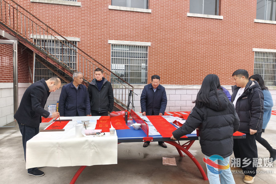 【新春走基层】文化送进村 书屋飘墨香