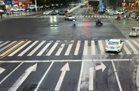 湘乡家长们请注意！未成年人骑电动车闯红灯，事故全责！
