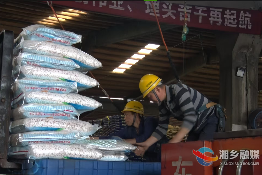 开门子肥业：马力全开生产忙 备足肥料助春耕