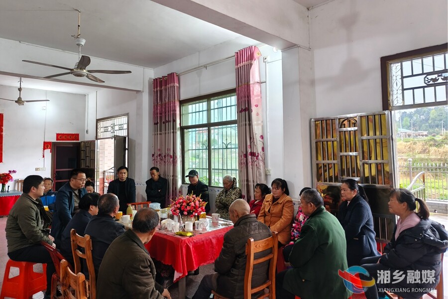 梅桥镇：屋场会上话清明 鲜花祭祀树新风
