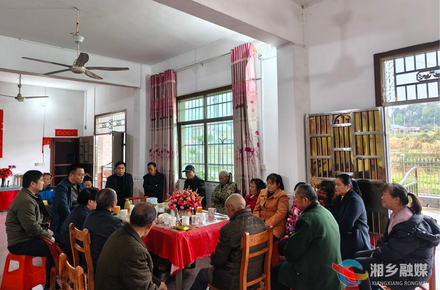 梅桥镇：屋场会上话清明 鲜花祭祀树新风