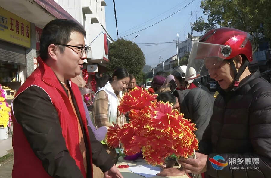 【我们的节日·清明】湘乡：鲜花寄哀思 文明过清明