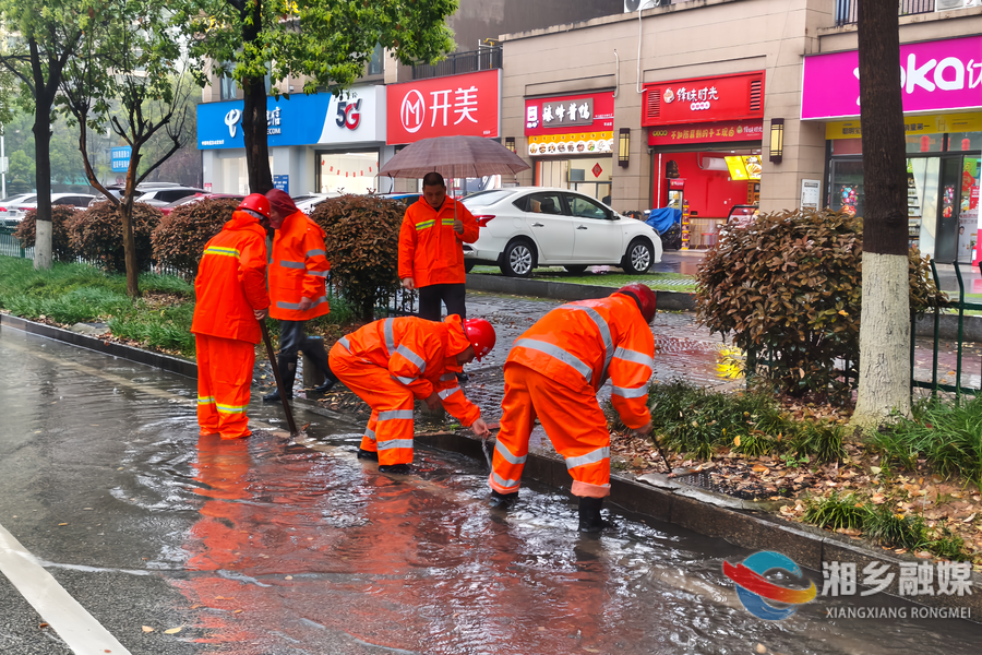闻“汛”而动 湘乡城管筑牢防汛安全线
