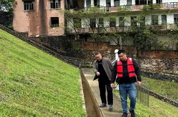 闻 “汛” 而动！龙洞镇织密防汛安全网
