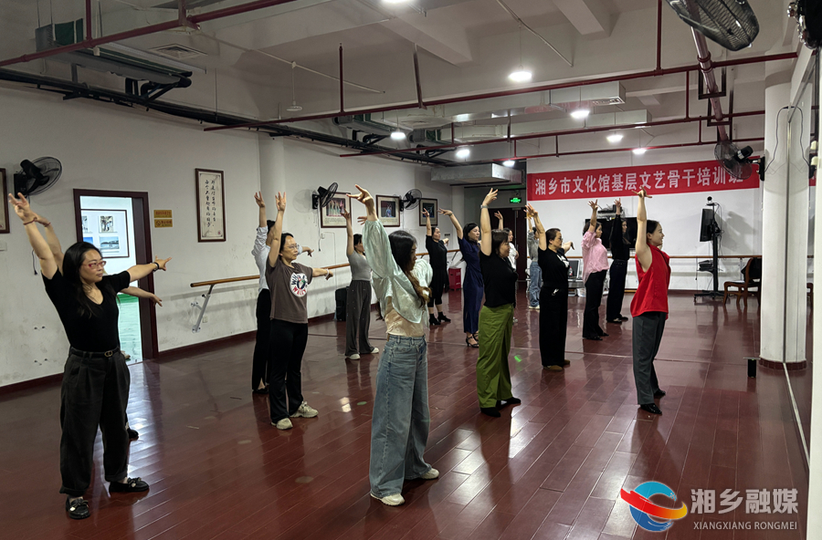 青年夜校“上新” 拉丁舞公益培训班开班