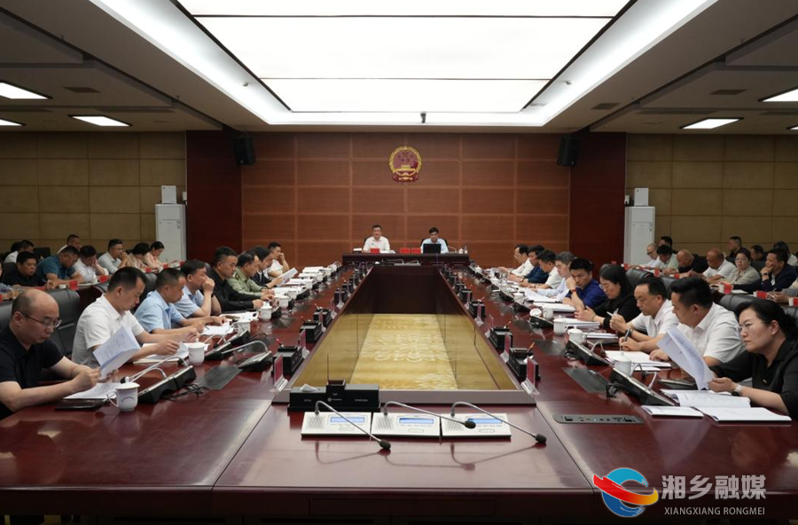 赵新文主持召开八届市委理论学习中心组第61次集体学习