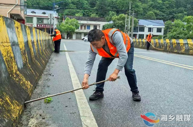 [交通运输局]做好公路养护工作 保障群众出行安全