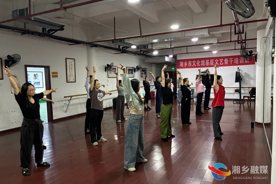青年夜校“上新” 拉丁舞公益培训班开班