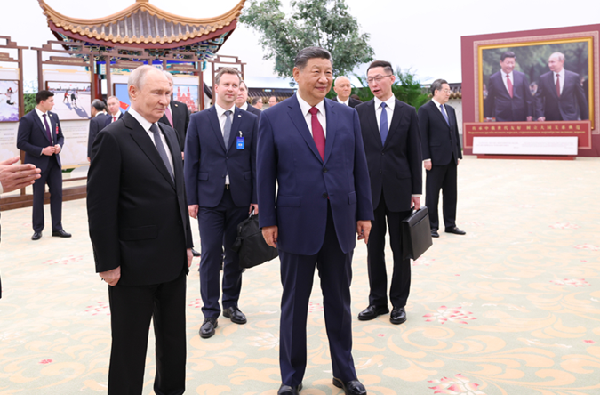 习近平同俄罗斯总统普京共同参观“传承中俄世代友好 树立大国关系典范”图片展