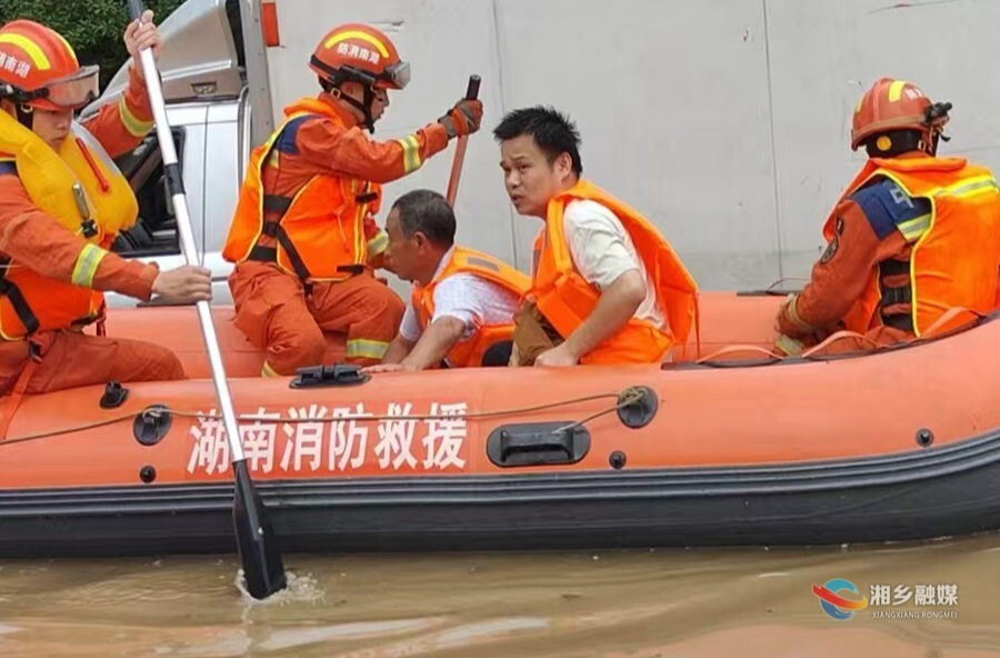 暴雨积水致车辆熄火 湘乡消防火速转移4名被困人员