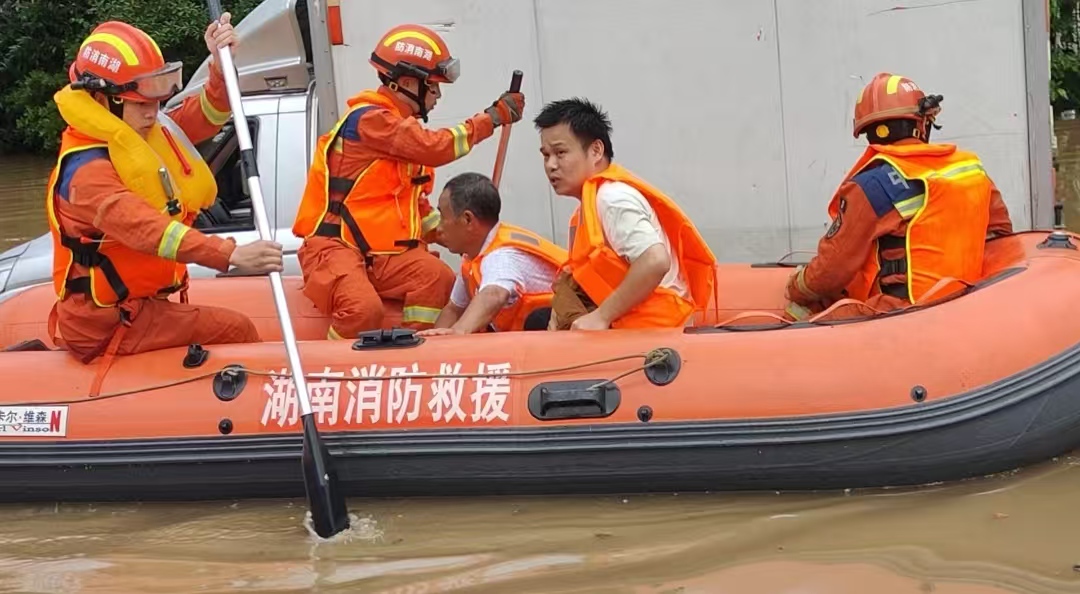 暴雨积水致车辆熄火 湘乡消防火速转移4名被困人员