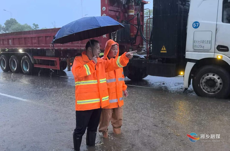 暴雨致城区多处积水 湘乡城管连夜排涝抢险保畅通