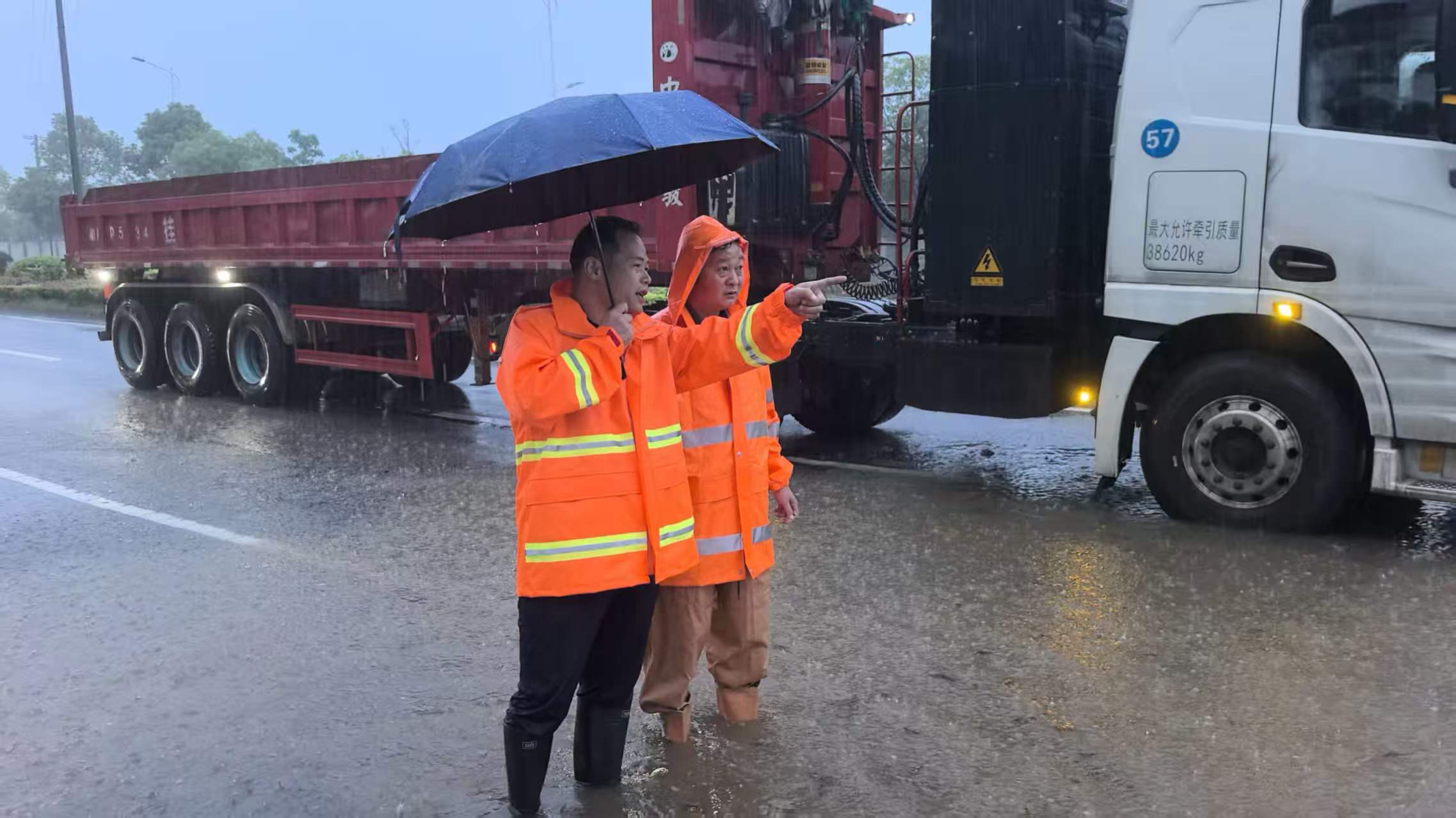 暴雨致城区多处积水 湘乡城管连夜排涝抢险保畅通