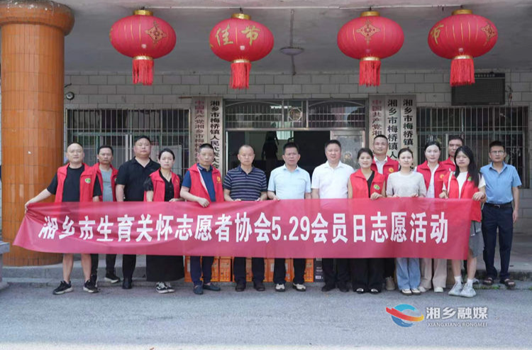 市计生协组织志愿者慰问计生特殊家庭