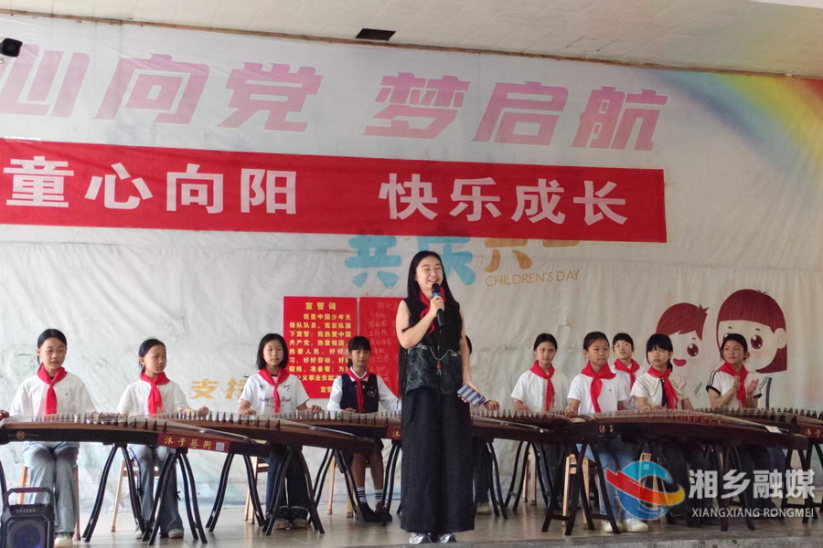 爱心物资进校园 心理辅导润童心