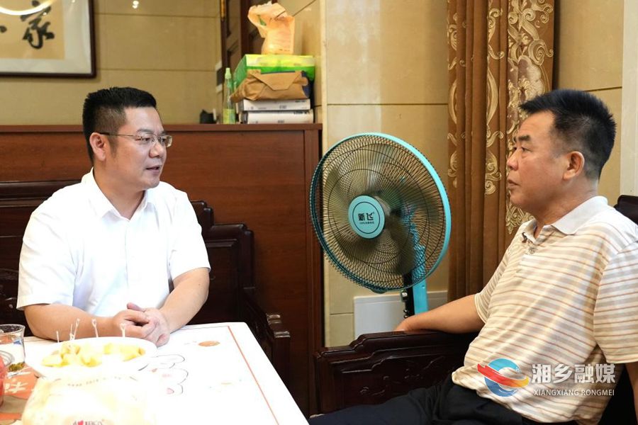 谭何龙走访看望部分退休老同志