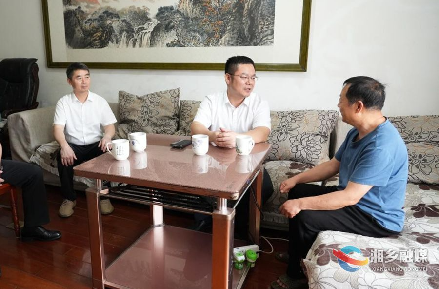谭何龙走访看望部分退休老同志