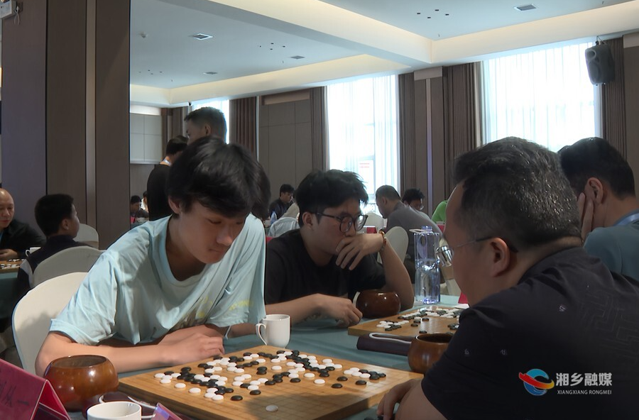 首届“八方来客·黑白龙城杯”业余围棋争霸赛圆满落幕