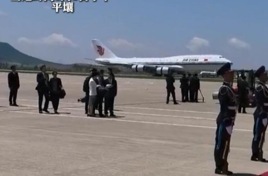 新华社快讯：习近平抵达平壤 开始对朝鲜进行国事访问