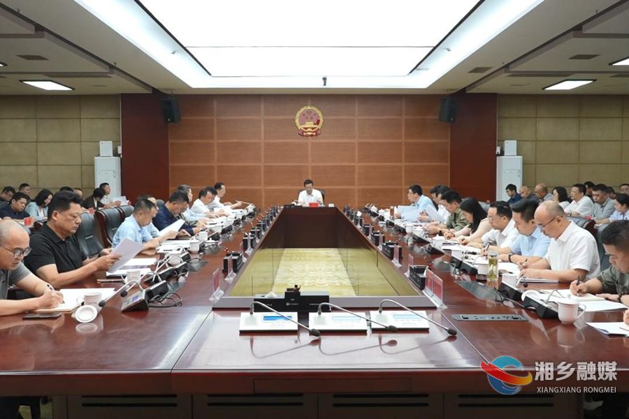 谭何龙主持召开八届市委理论学习中心组第62次集体学习