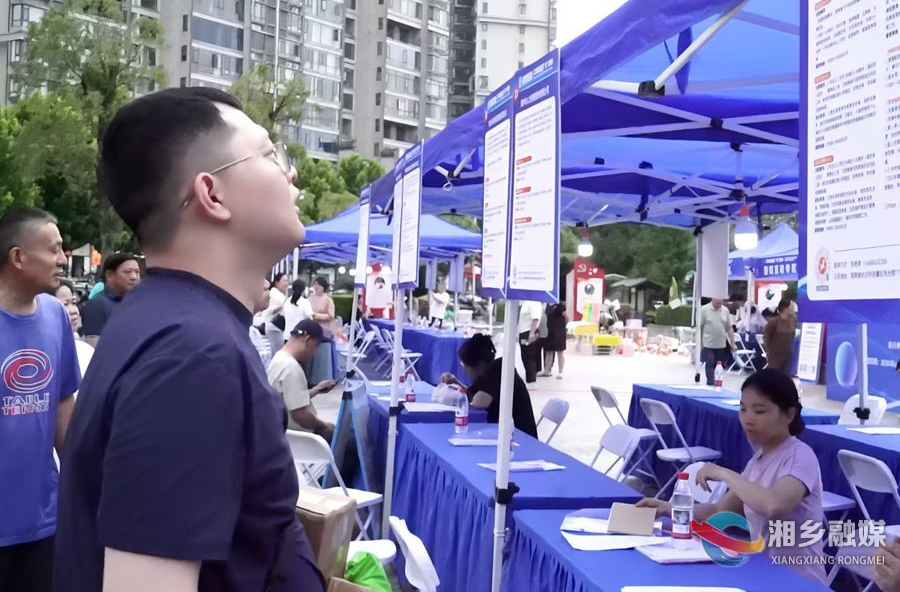 烟火纳英才 服务暖民心 湘乡举行夜间专场招聘会