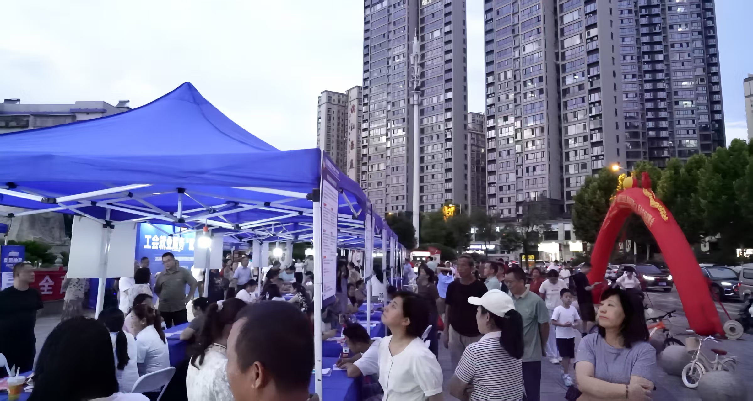 烟火纳英才 服务暖民心 湘乡举行夜间专场招聘会