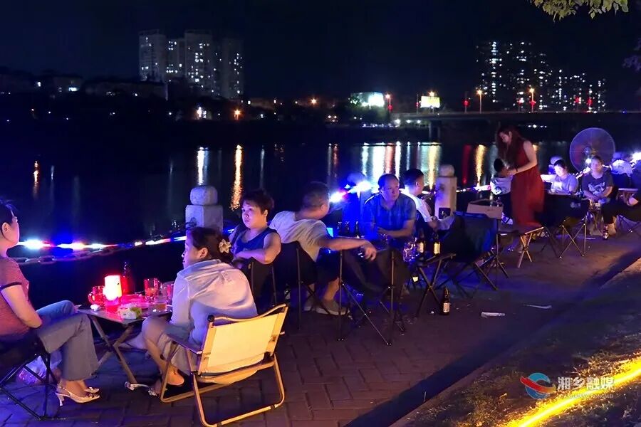 吹晚风 品美食！湘乡涟水河畔夜市氛围感拉满