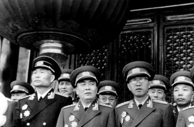 用笔战斗的大将军谭政