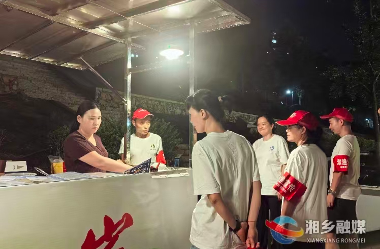 湘潭民间河长湘乡市中队开展夜间巡河护渔行动