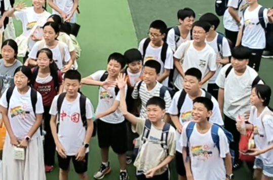 青春不散场！这群湘乡少年集体大喊“黄老师”，师生瞬间泪崩