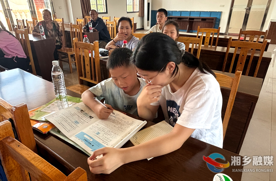 育塅乡轧桥村：公益托管班破解暑期“看护难”