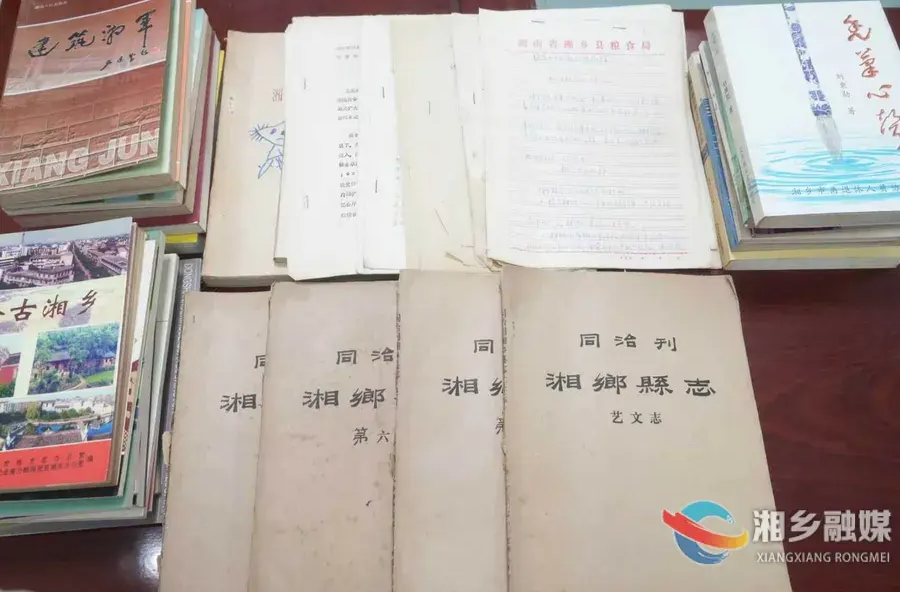 两代人接力珍藏续写“湘乡记忆”！这批手稿书刊讲透湘乡变迁与奋斗往事