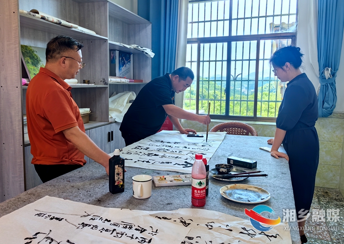 油彩绘乡野 湘潭油画名家来湘乡金满园采风写生