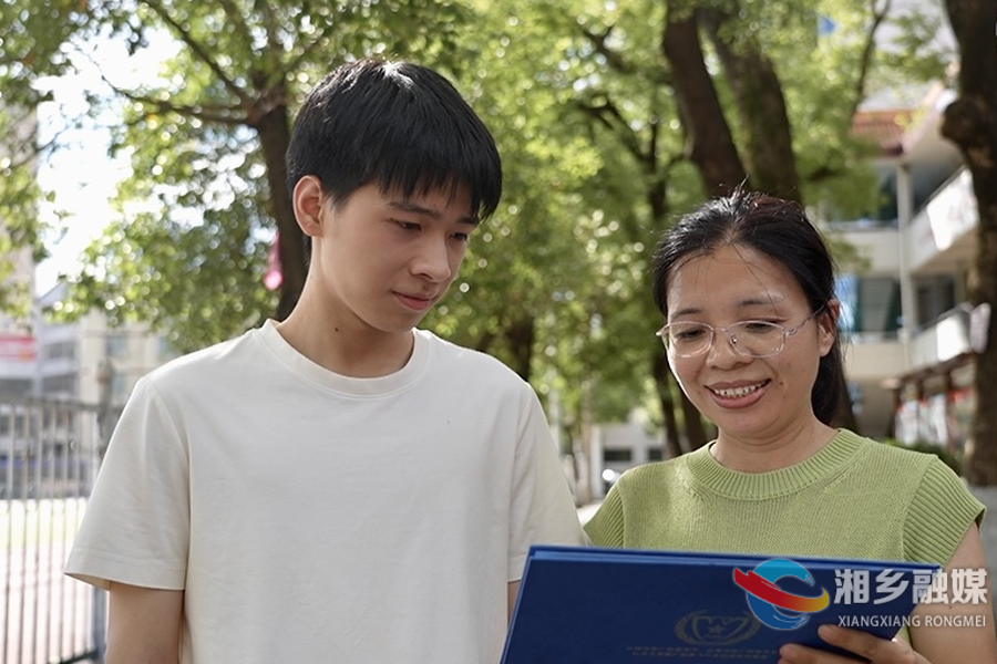 湘乡一中两名学子被空军航空大学录取