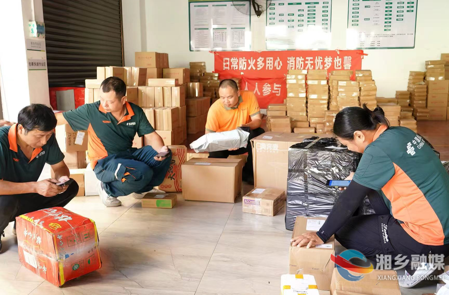 【高温下的劳动者】暑热“烤”验使命必达 湘乡邮政全力保障录取通知书投递