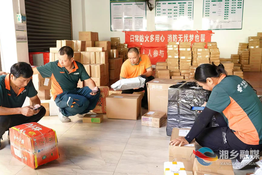 【高温下的劳动者】暑热“烤”验使命必达 湘乡邮政全力保障录取通知书投递