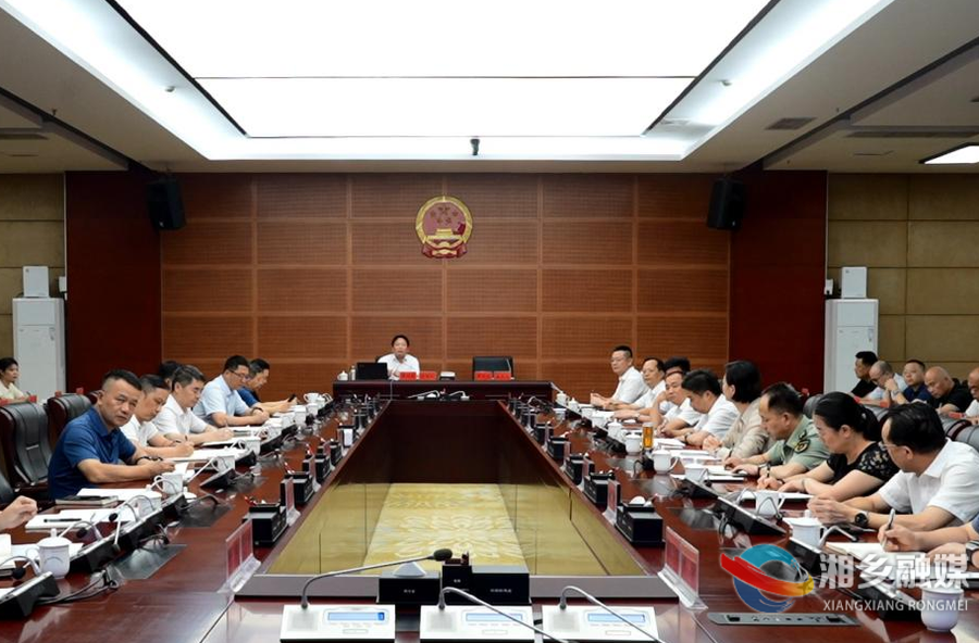 谭何龙主持召开八届市委理论学习中心组（扩大）第64次集体学习