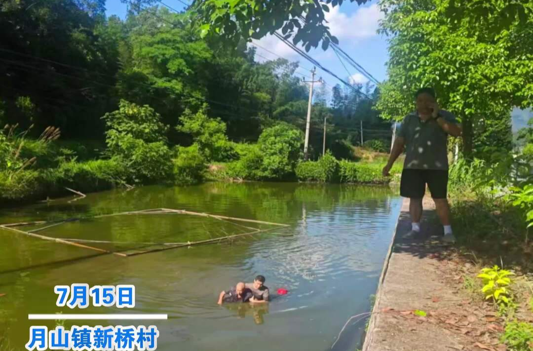 巡查途中遇突发事故 湘乡月山镇两名干部救起落水老人