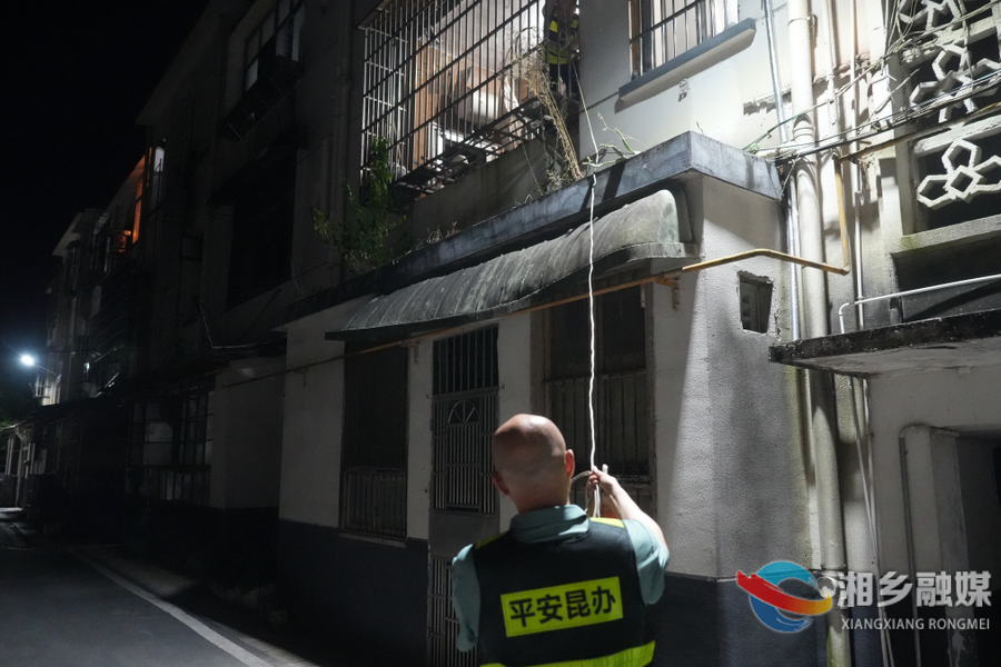 夜间突击排查除隐患 湘碱社区筑牢消防安全防线