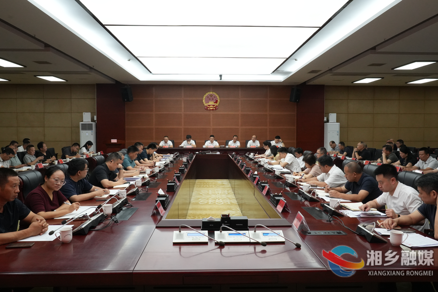 新一轮湘乡禁毒人民战争部署大会暨市禁毒委员会全体会议召开  谭何龙会前与代表合影