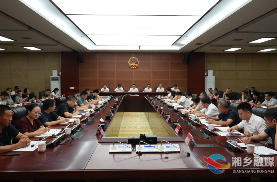 新一轮湘乡禁毒人民战争部署大会暨市禁毒委员会全体会议召开  谭何龙会前与代表合影