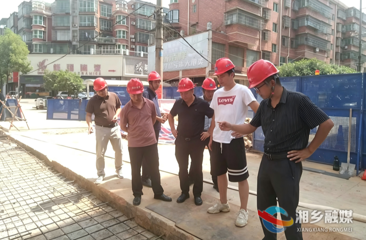 [住建局]盛夏送清凉 关怀鼓干劲