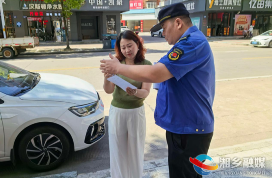 [城管局]推进“拆窗破网”行动 畅通消防“生命通道”