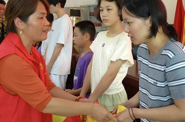 助力开学季！湘乡市新阶联为中沙镇学子送上暖心帮扶