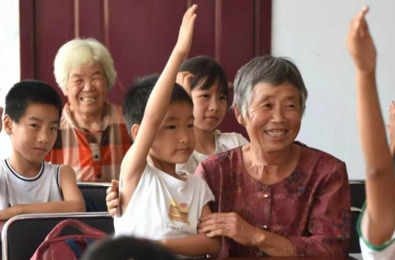 “特别要更好地关心呵护‘一老一小’”