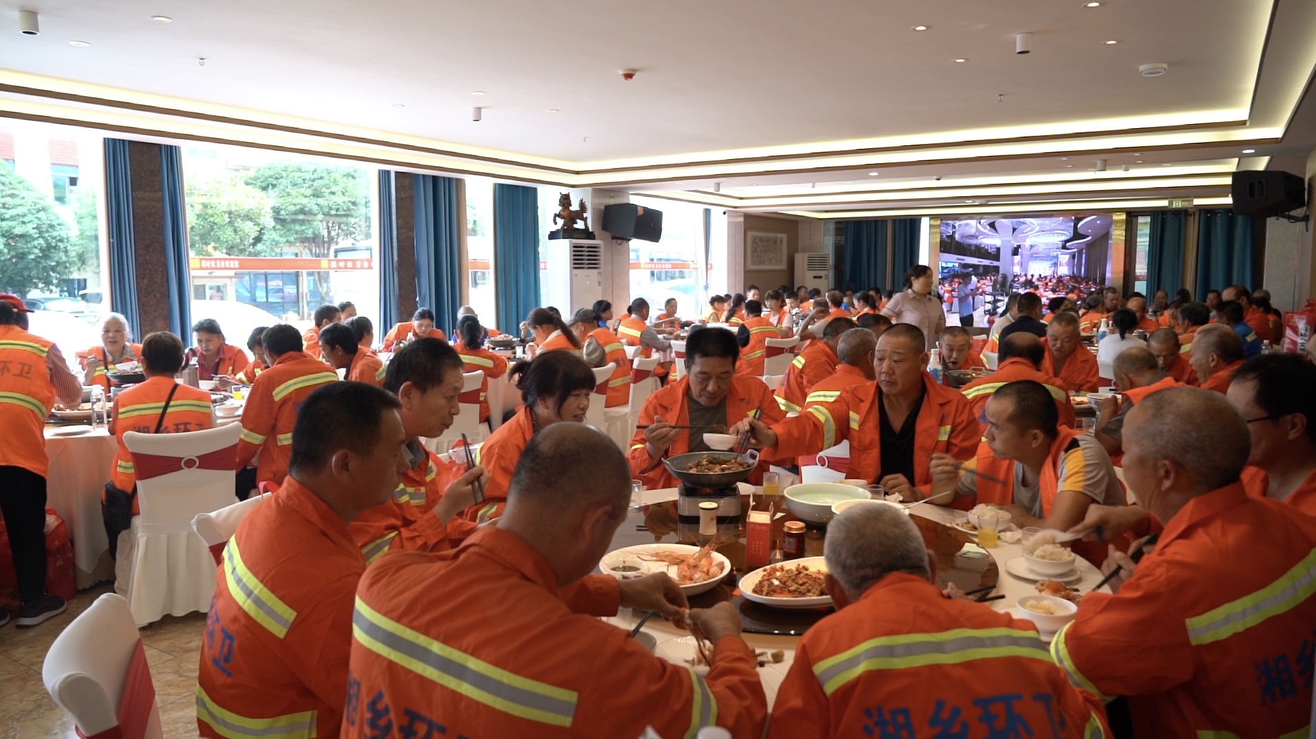 爱心“加菜”接力！428名“城市美容师”共享公益午宴