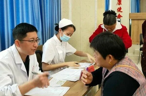 从同窗到伉俪！湘乡一对医生夫妻  十七年并肩守护患者健康