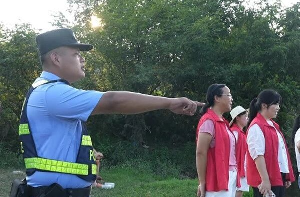 安全感拉满！泉塘镇石狮江夏日溯溪 志愿者沿岸值守保平安