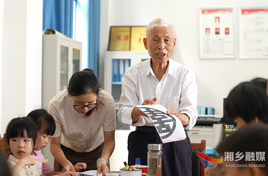 白田镇：义剪传温情 非遗润童心
