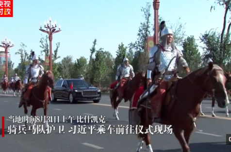 独家视频丨骑兵马队护卫 习近平乘车前往仪式现场